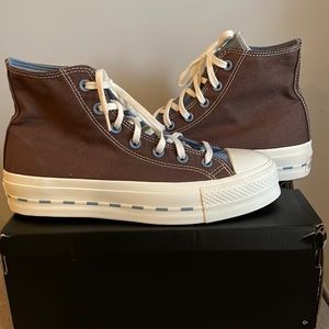 Chuck Taylor converse canvas platforms in women’s 9.5.